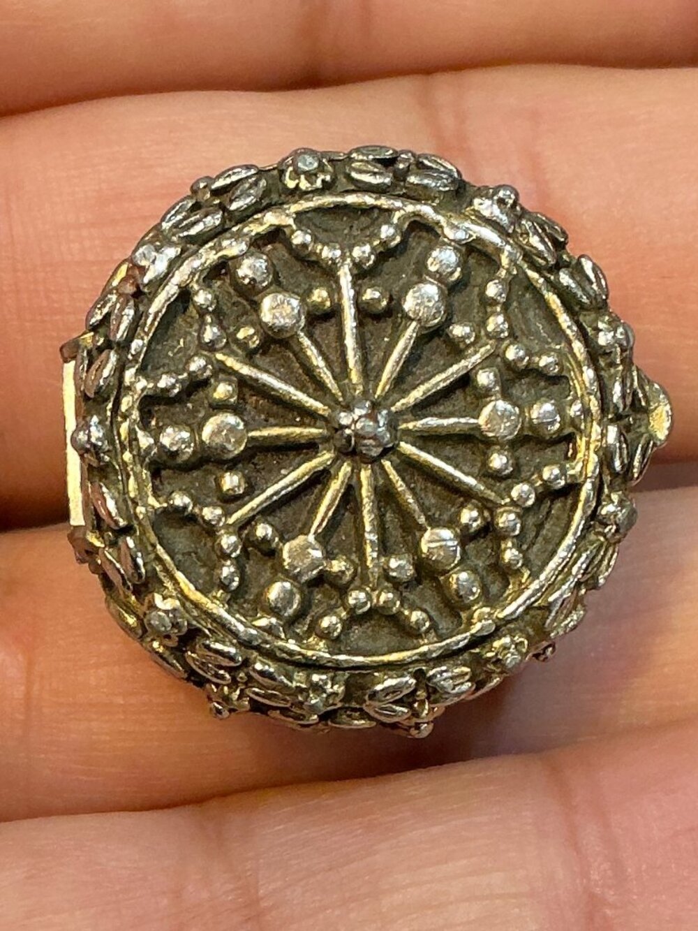 Vintage Gold Tone Poison Ring Secret Compartment Hinged Ornate Adjustable Sz 5.5
